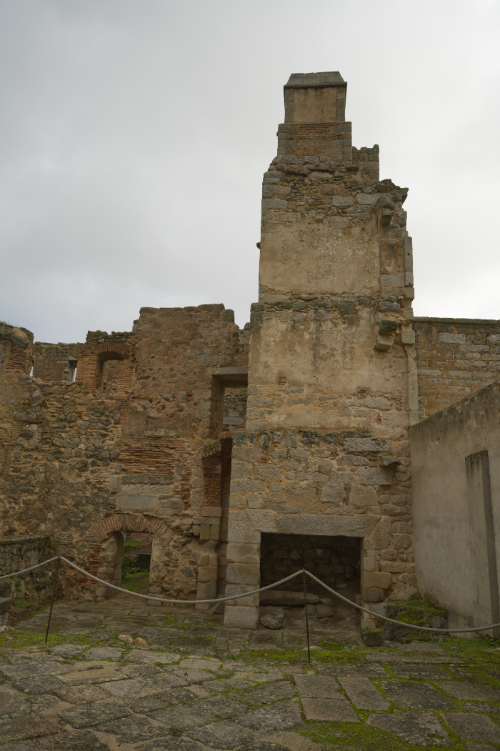 Chimenea de la cocina del monasterio de Valdeiglesias